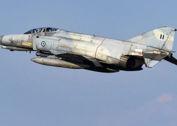 Πτώση F-4 Phantom: Στο «κόκκινο» η αγωνία για τους πιλότους – Βγάζουν συντρίμμια από τη θάλασσα