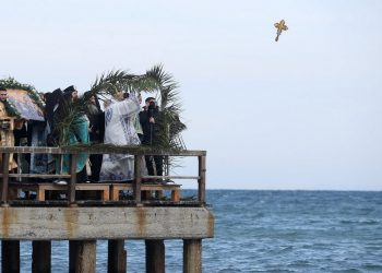 Θεοφάνεια: Γιατί ρίχνουμε τη σημερινή μέρα το Σταυρό στη θάλασσα