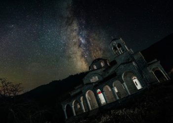 Τρίκαλα: Απίστευτες εικόνες από την εκκλησία που βουλιάζει στο Ροπωτό