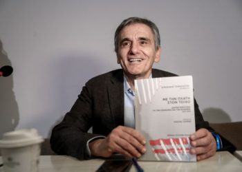 Παρουσιάζεται στα Τρίκαλα το βιβλίο του Ευκλείδη Τσακαλώτου “Με την πλάτη στον τοίχο”
