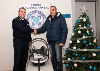 Δωρεά από τον Διοικητή του Τμήματος Τροχαίας Λάρισας, παιδικό κάθισμα αυτοκινήτου στο πρώτο παιδί που γεννήθηκε στη Λάρισα