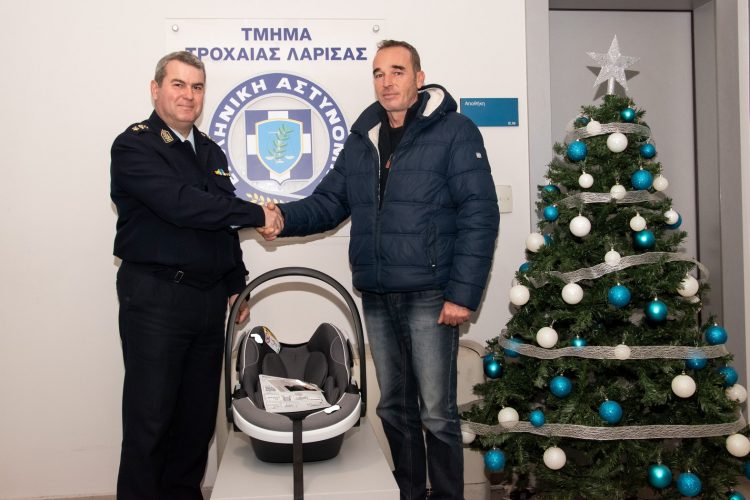 Δωρεά από τον Διοικητή του Τμήματος Τροχαίας Λάρισας, παιδικό κάθισμα αυτοκινήτου στο πρώτο παιδί που γεννήθηκε στη Λάρισα