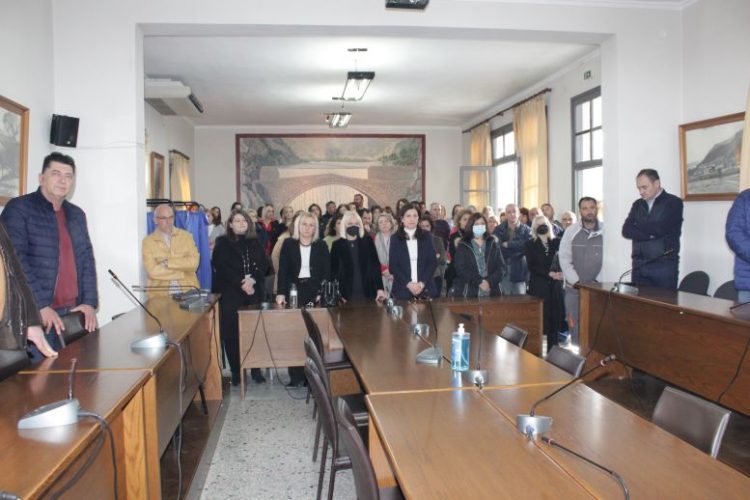 Η κοπή της πίτας του Δ.Σ. Συλλόγου Δημοτικών Υπαλλήλων Ν. Τρικάλων  στο Δημαρχείο Πύλης