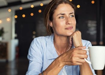 Δείτε τι να πίνετε για λιγότερο ποσοστό σωματικού λίπους μετά τα 50, σύμφωνα με διαιτολόγο