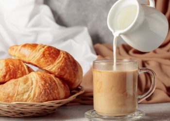 Γιατί πρέπει να βάζετε γάλα στον καφέ