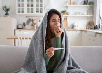Απλό κρυολόγημα ή βρογχίτιδα; Πότε πρέπει να σας δει γιατρός
