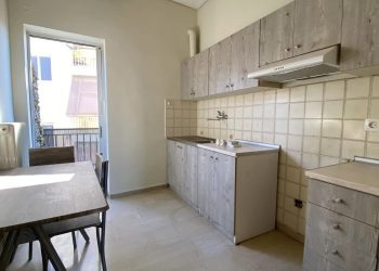 ΕΝΟΙΚΙΑΖΕΤΑΙ διαμπερές διαμέρισμα κοντά στην Εφορία ΤΡΙΚΑΛΩΝ