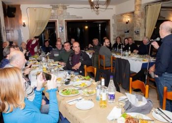 Χαλαρά και προεκλογικά… Ο Χρήστος Σιμορέλης υποδέχθηκε τους δημοσιογράφους