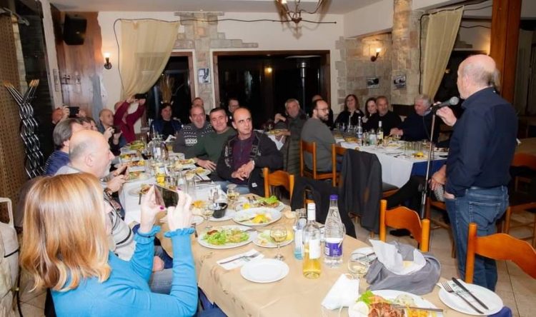 Χαλαρά και προεκλογικά… Ο Χρήστος Σιμορέλης υποδέχθηκε τους δημοσιογράφους