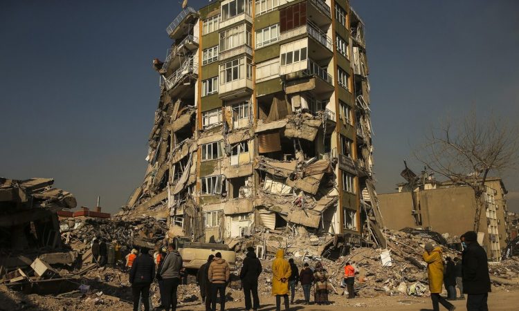 Σεισμός στην Τουρκία: 290 χιλιόμετρα η ζώνη της καταστροφής – 200.000 κτήρια έχουν υποστεί ζημιές