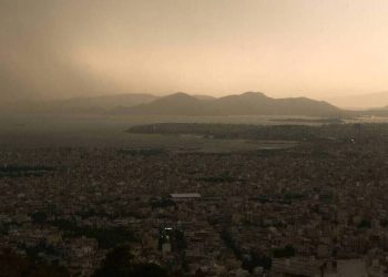 Καιρός: Συννεφιά με νοτιάδες και σκόνη – Πού θα βρέξει
