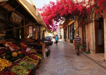 Το πιο πολύχρωμο και βραβευμένο χωριό της Ελλάδας. Κάθε σοκάκι του μοιάζει με έργο τέχνης!