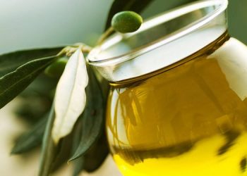 Ελαιόλαδο: 5 τρόποι να το χρησιμοποιήσετε στη φροντίδα της επιδερμίδας σας