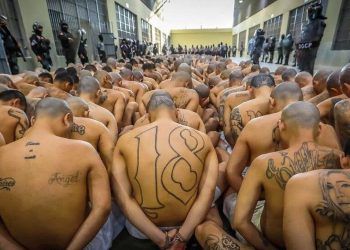 Ελ Σαλβαδόρ: Συγκλονιστικό βίντεο από τη μεταγωγή 2.000 κρατούμενων σε νέα φυλακή