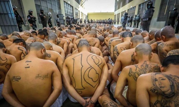 Ελ Σαλβαδόρ: Συγκλονιστικό βίντεο από τη μεταγωγή 2.000 κρατούμενων σε νέα φυλακή