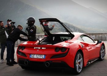 Ετοιμάζουν ρεκόρ Γκίνες με Ferrari F8 Tributo στα Μετέωρα