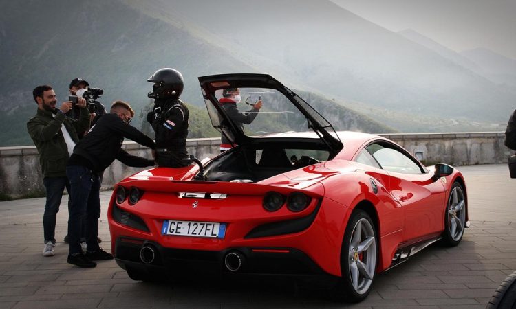 Ετοιμάζουν ρεκόρ Γκίνες με Ferrari F8 Tributo στα Μετέωρα