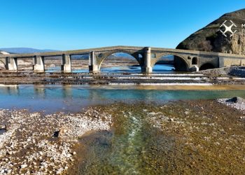 Το ιστορικό Γεφύρι της Σαρακίνας στον Πηνειό ποταμό