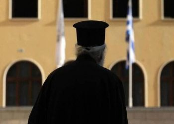 Σαλαμίνα: Ιερέας έβρισε, χτύπησε και κλείδωσε πιστούς μέσα σε εκκλησία
