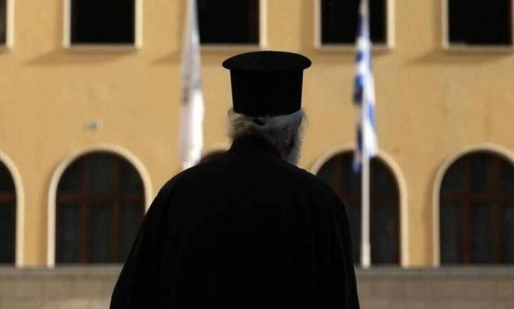 Σαλαμίνα: Ιερέας έβρισε, χτύπησε και κλείδωσε πιστούς μέσα σε εκκλησία