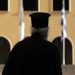 Σαλαμίνα: Ιερέας έβρισε, χτύπησε και κλείδωσε πιστούς μέσα σε εκκλησία