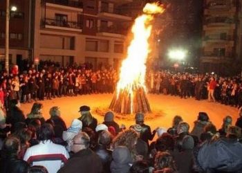Η νύχτα της Αποκριάς στα Ιωάννινα έχει τη δύναμη της φωτιάς – Επιστρέφουν οι «Τζαμάλες»
