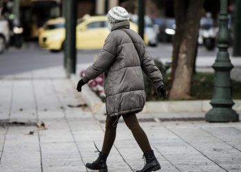 Βελτιωμένος ο καιρός σήμερα: Επιμένει το τσουχτερό κρύο – Πού θα χιονίσει