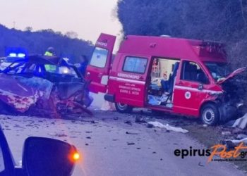 Δύο νεκροί μετά από σύγκρουση ασθενοφόρου και ΙΧ