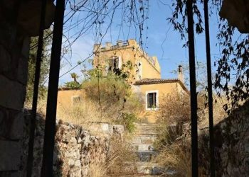 Ο άγνωστος κίτρινος πύργος της Αττικής και η ιστορία του