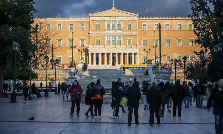 Κατώτατος μισθός: Τα επικρατέστερα σενάρια για την αύξηση