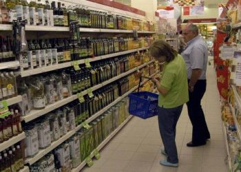 Market Pass: Πολίτες προσπαθούν να αποδείξουν ότι δεν φιλοξενούνται από τους θανόντες συζύγους τους