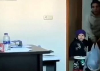 Σεισμός στην Τουρκία: Πατέρας που απεγκλωβίστηκε συναντά την κόρη του – Ραγίζει καρδιές το βίντεο