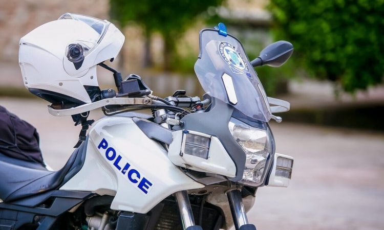 Θεσσαλονίκη: Χειροπέδες σε 15χρονο που έδειρε τη μητέρα και την αδελφή του