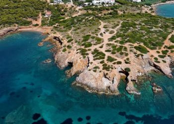 Ο κόλπος της Αφροδίτης: Η κρυφή, ερωτική παραλία της Αττικής που αναζητούν καταφύγιο οι ερωτευμένοι