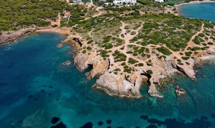 Ο κόλπος της Αφροδίτης: Η κρυφή, ερωτική παραλία της Αττικής που αναζητούν καταφύγιο οι ερωτευμένοι