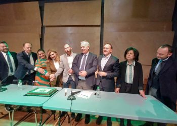 Με ανεβασμένο ηθικό και το βλέμμα στις εκλογές η κοπή πίτας του ΠΑΣΟΚ-Κοσμοσυρροή στο Μουσείο Τσιτσάνης