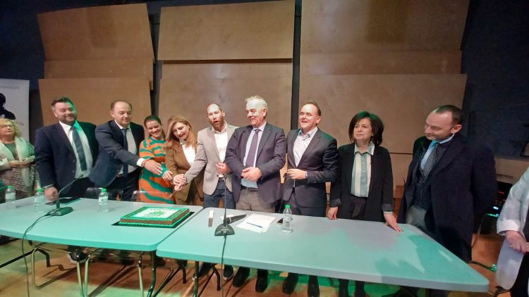 Με ανεβασμένο ηθικό και το βλέμμα στις εκλογές η κοπή πίτας του ΠΑΣΟΚ-Κοσμοσυρροή στο Μουσείο Τσιτσάνης
