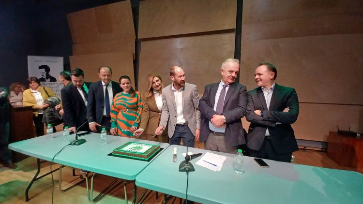 Με ανεβασμένο ηθικό και το βλέμμα στις εκλογές η κοπή πίτας του ΠΑΣΟΚ-Κοσμοσυρροή στο Μουσείο Τσιτσάνης