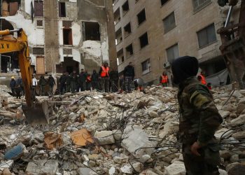 Σεισμός στη Τουρκία: Μάχη με το χρόνο, το χιόνι και τη βροχή δίνουν οι διασώστες