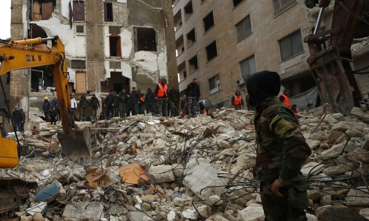 Σεισμός στη Τουρκία: Μάχη με το χρόνο, το χιόνι και τη βροχή δίνουν οι διασώστες