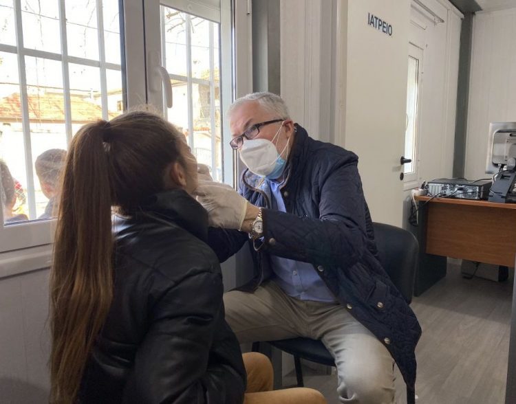 Οδοντιατρικός έλεγχος στους τρικαλινούς Ρομά από το Κέντρο Κοινότητας του Δήμου Τρικκαίων