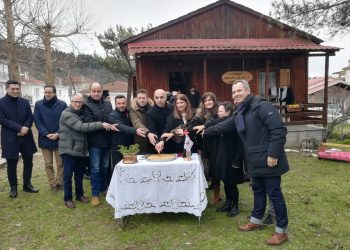 O Σύλλογος Σαρακατσαναίων Τρικάλων έκοψε την πρωτοχρονιάτικη παραδοσιακή βασιλόκλουρα,