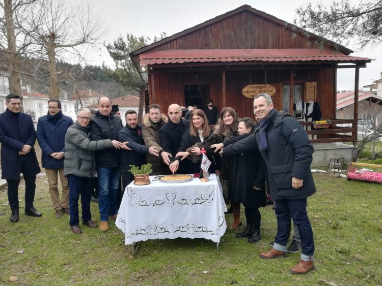 O Σύλλογος Σαρακατσαναίων Τρικάλων έκοψε την πρωτοχρονιάτικη παραδοσιακή βασιλόκλουρα,