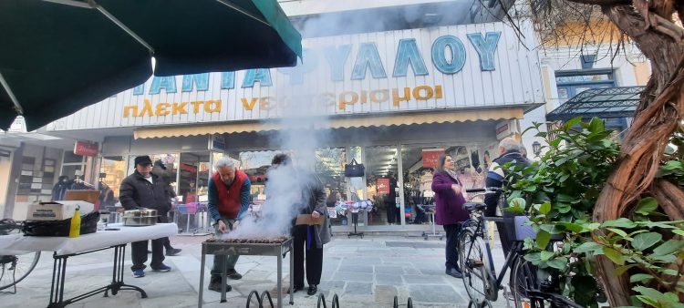 Από νωρίς άρχισε το τσίκνισμα στα Τρίκαλα