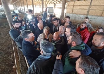 Επίσκεψη του Αλέξη Τσίπρα σε κτηνοτροφική μονάδα στην Φιλύρα Τρικάλων-Ενημερώθηκε για τα οξυμένα προβλήματα των κτηνοτρόφων (φωτό-video)