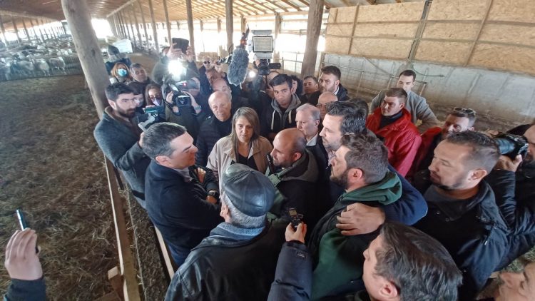 Επίσκεψη του Αλέξη Τσίπρα σε κτηνοτροφική μονάδα στην Φιλύρα Τρικάλων-Ενημερώθηκε για τα οξυμένα προβλήματα των κτηνοτρόφων (φωτό-video)