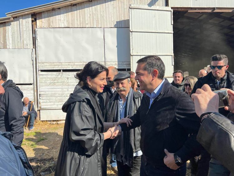 Επίσκεψη του Αλέξη Τσίπρα σε κτηνοτροφική μονάδα στην Φιλύρα Τρικάλων-Ενημερώθηκε για τα οξυμένα προβλήματα των κτηνοτρόφων (φωτό-video)