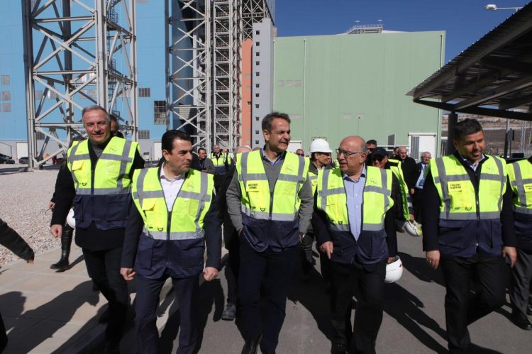 Για δεύτερη μέρα μαζί Μητσοτάκης – Σκρέκας στη νέα σύγχρονη λιγνιτική μονάδα