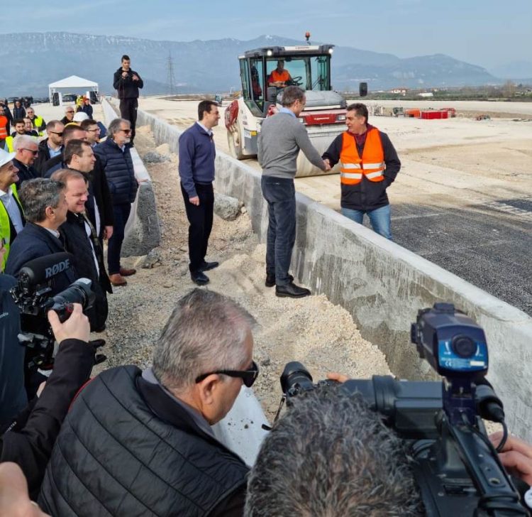 Στο πλευρό του Κυριάκου Μητσοτάκη ο Κώστας Σκρέκας