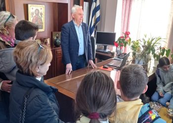 Μικροί «δημοσιογράφοι» του Δημοτικού Σχολείου Γριζάνου επισκέφτηκαν τη Δ.Π.Ε. Τρικάλων